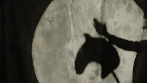 Artista de Shadow of Circus dando palmaditas a un caballo y saludando