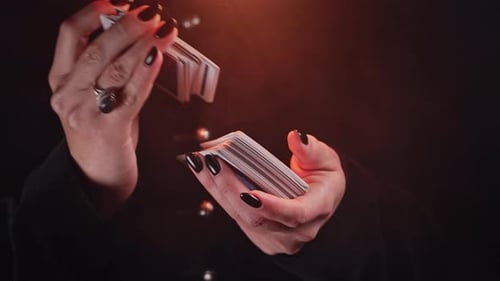 Woman Witch Shuffles Tarotdeck Vorbereitung für die Beratung zur Vorhersage des zukünftigen Schicksals