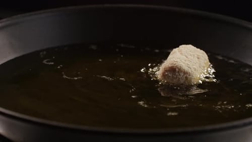Croquettes portugaises grillées sur une poêle noire, gros plan, macro, croquette panée de pommes de terre au poisson
