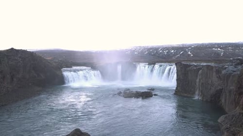 Wasserlagune unter dem Godafoss-Wasserfall und seinen Klippen in Island.