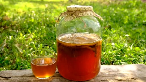Kombucha dans un bocal à la maison | Selective Focus