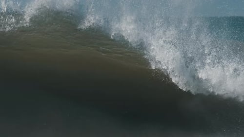 Wellenbrüche. Starke Wellen des Atlantiks brechen an der brasilianischen Küste