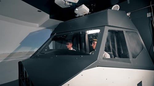 de jeunes pilotes dans le poste de pilotage de l'avion contrôlent le transport aérien, un simulateur de vol longue distance