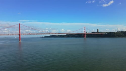 Vue panoramique sur le fleuve Tejo calme avec un paysage paisible capturant la tranquillité
