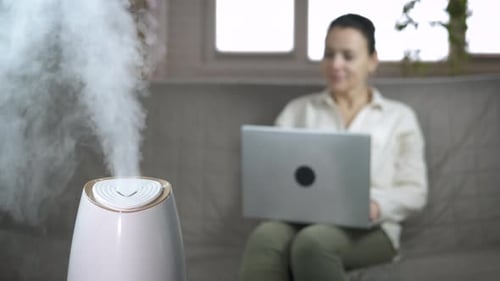 Woman By Aroma Diffusor im Wohnzimmer