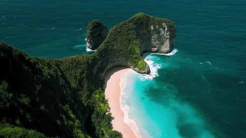 Paradies an der Bergküste der Insel Nusa Penida mit weißem Sandstrand Kelingking auf Bali. Grün für
