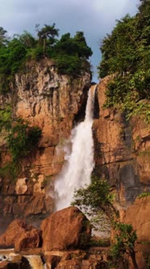 belleza de una cascada escondida en medio de un bosque tropical en la cascada de Cimarinj