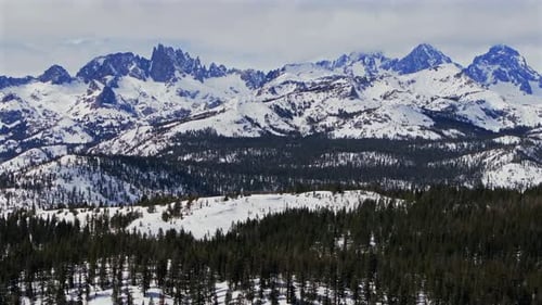 Les magnifiques sommets enneigés et déchiquetés des Minarets Summit Mountains (Mammoth Lake)