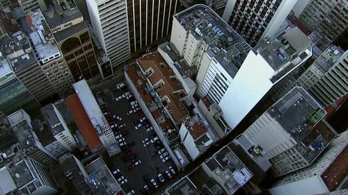 Voando sobre densos edifícios urbanos no Rio de Janeiro, Brasil, em um dia claro