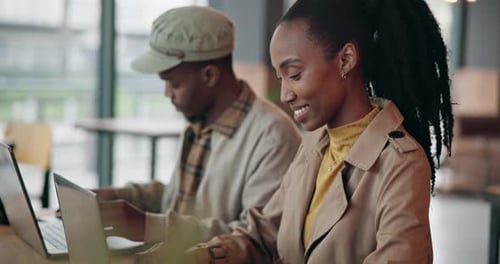 Ordinateurs portables, indépendants et personnes noires travaillant dans un café pour une entreprise en démarrage en tant qu'entrepreneur
