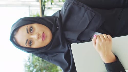 Retrato de una mujer de negocios musulmana joven y segura de sí misma con hiyab, empleada de oficina de Oriente Medio o
