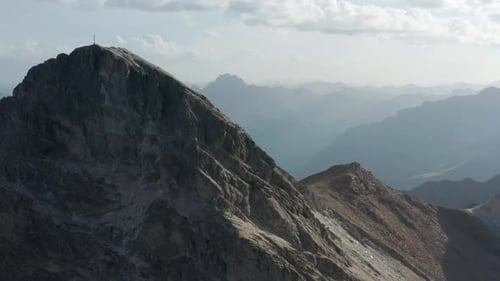 Drone survolant les montagnes, mouvement latéral