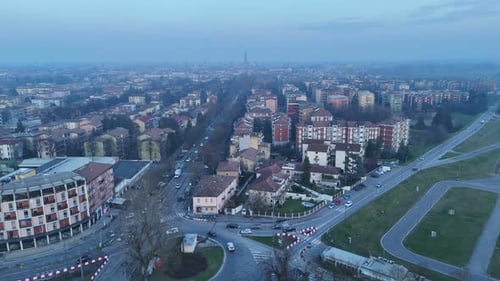 Vue aérienne de Viale Po à Crémone avec Torrazzo et les toits du Duomo en arrière-plan