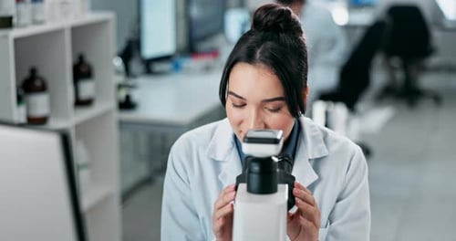Science, femme et microscope avec ordinateur dans un laboratoire pour la recherche médicale