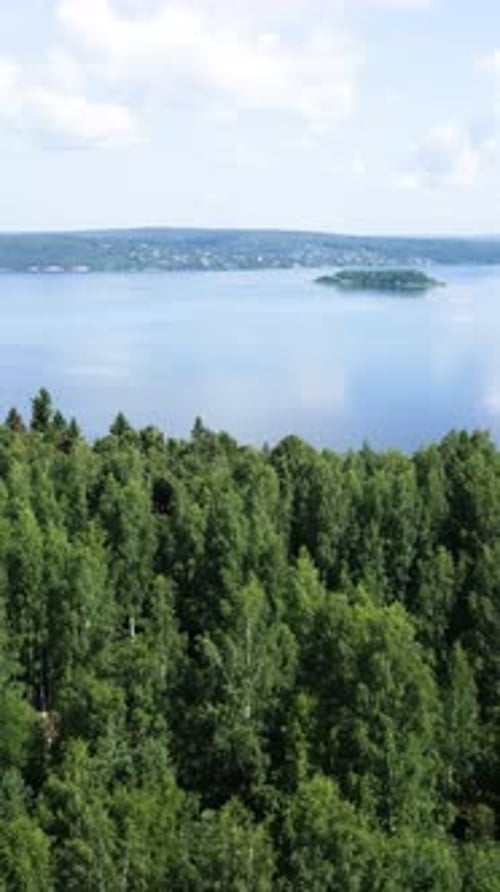 Experimente a beleza serena de um lago de tirar o fôlego cercado por uma floresta verde exuberante
