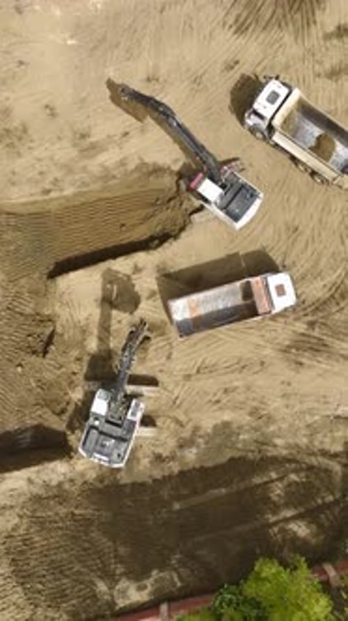 Vídeo vertical: trabajadores de la construcción que operan equipo pesado para la preparación de cimientos