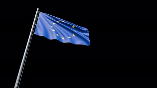 La bandera de la Unión Europea ondeando al viento en un asta de bandera, animación para una película, noticias. La Europa