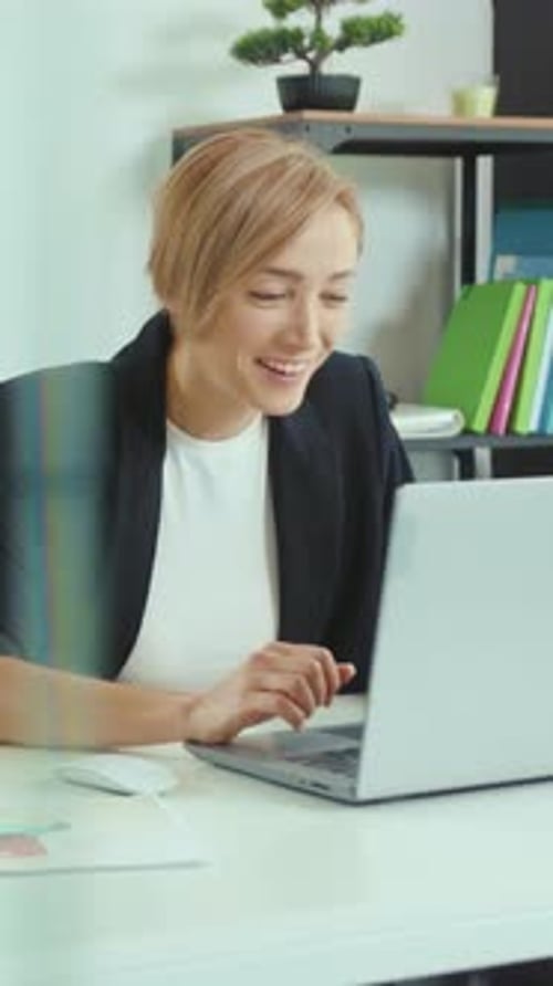 Une femme professionnelle travaille assidûment à son bureau moderne avec ordinateur portable