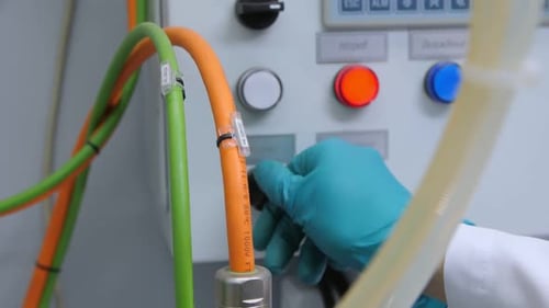 Person betätigt den Hebel, um den Mixer an der automatischen Werkzeugmaschine zu starten