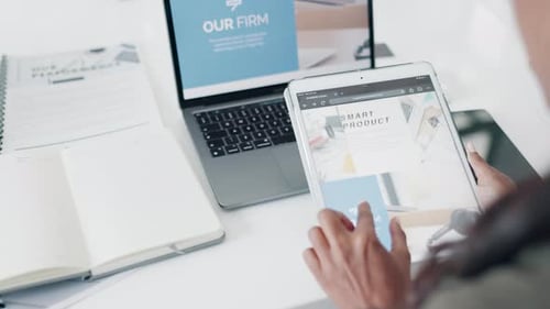 Tablette, planning et mains d'un homme d'affaires au bureau pour le site Web, le produit ou l'écran UX