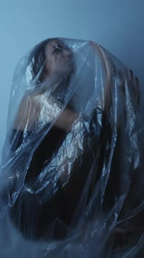 Portrait malheureux d'une fille souffrant de dépression verticale