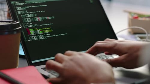 Notebook, programação e mãos de programador digital, engenheiro de web design e desenvolvedor