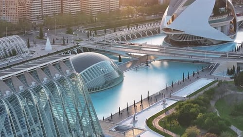 Pôr do sol no Museu de Ciências de Valência, na Comunidade Valenciana, Espanha.