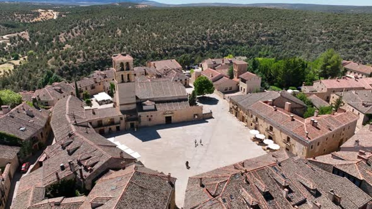 El encantador pueblo medieval de Segovia con calles empedradas y ambiente mágico 1 Merca2.es ¿Dónde se encuentra este encantador pueblo medieval de Segovia?