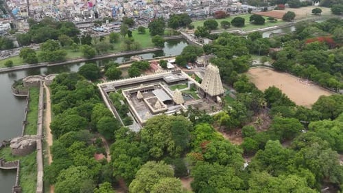 Vue aérienne par Drone d'un temple entouré d'arbres, d'étangs et de bâtiments