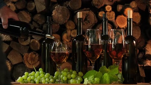 Sommelier gießt weißen Dessertwein in Glas. Weinglas im Freien in Zeitlupe füllen