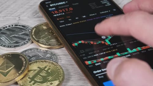 Bitcoin-Grafik des Preises an der Börse Krypto-Handel mit Smartphone BTC