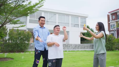 Asiatische attraktive Familie, Eltern spielen mit kleinem Sohn im Garten.