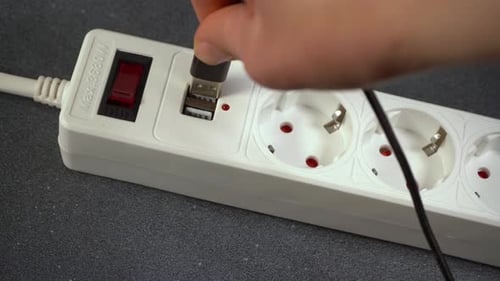Cabo de extensão de tomada elétrica Cabo branco com conector USB para carregar telefones elétricos