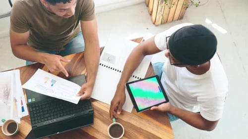 Gens d'affaires, café et documents ou tablette pour la planification, l'analyse des données de démarrage