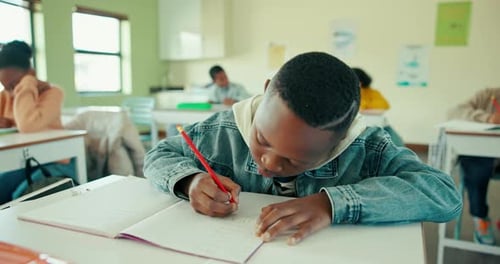 Schule, Schreiben und Kind im Klassenzimmer mit Notizbuch zum Lernen, Wissen oder zur Beantwortung von Fragen