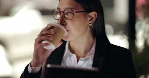 Employé, nuit et femme avec une tablette, un sourire ou une connexion avec la lecture en ligne