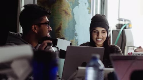 Programadores de computador com fone de ouvido VR em laptops no Hackathon de 2024 anos