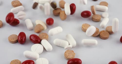 Fallende Tabletten und Pillen. Zeitlupe. Medizinisch und gesund. Nahaufnahme der Kapseln.