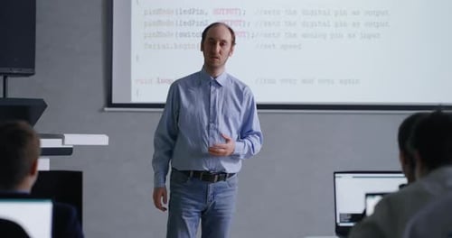 Professioneller Lehrer, der jungen Schülern Programmieren, Programmieren und Informatik beibringt
