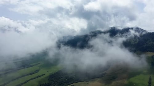 Zumbido aéreo volando a través de las nubes en una hermosa naturaleza en un día soleado
