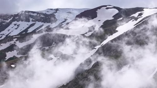 montagnes enneigées et brumeuses