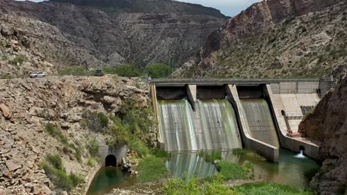 Drohnenflug über einen Wasserdamm in der Atuel-Schlucht