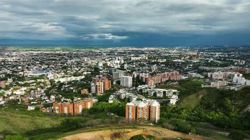 Vista general con drones del paisaje urbano de la ciudad de Cali, una noche de mal humor en Colombia