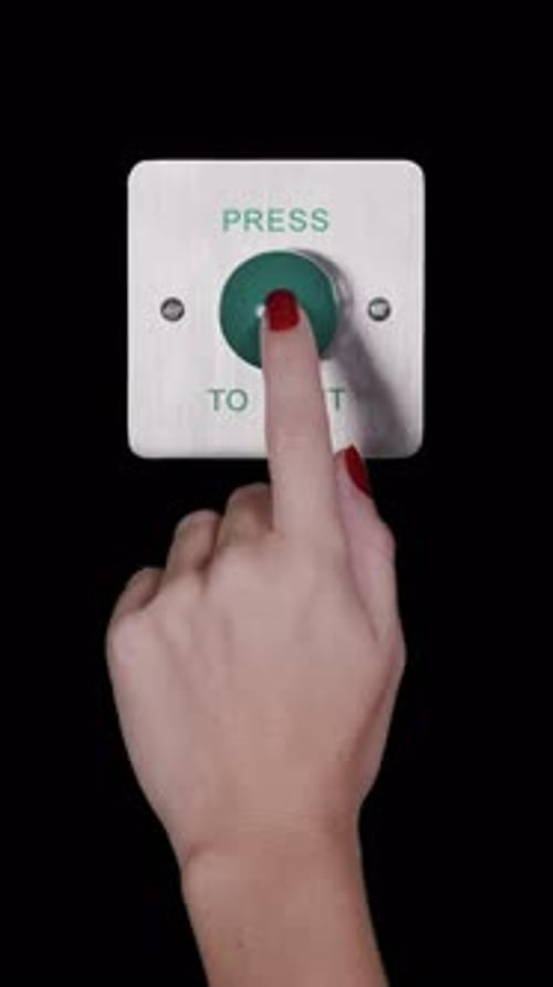 Presionar con la mano una prensa industrial para salir del botón en posición vertical