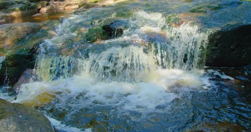 Mountain Fast River, courant rapide d'une cascade par une journée d'été ensoleillée