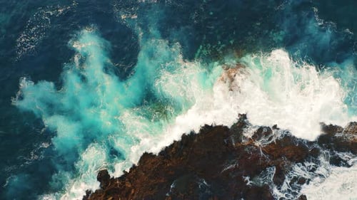 Mächtiger Absturz der Atlantikwelle an einem felsigen, schwarzen, dunklen Vulkanstrand