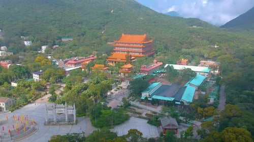 Fachada laranja do mosteiro de Po Lin em meio às colinas no planalto de Ngong Ping, na ilha de Lantau, Hong Kong