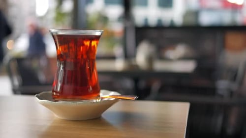 Traditioneller türkischer Tee auf weißem Tisch
