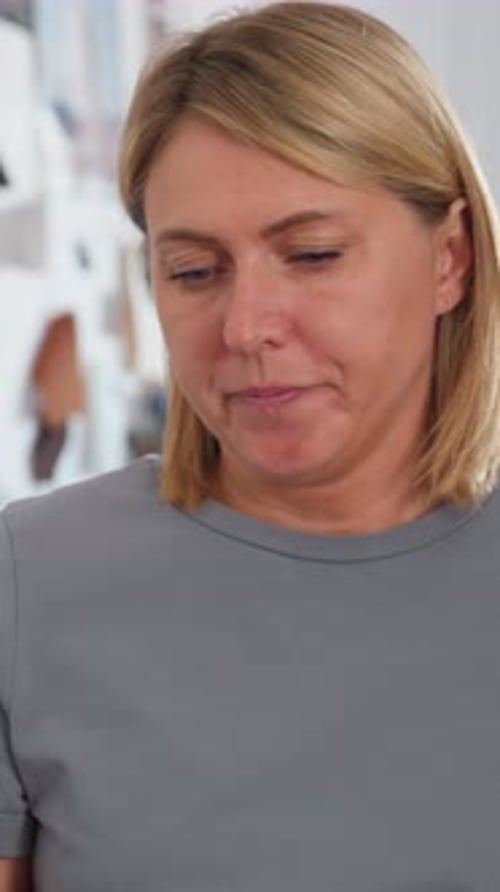 L'équipe du studio passe en revue les idées de vêtements ensemble. Séance collaborative diligemment ciblée au cours de laquelle les designers