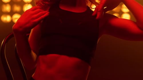 Mulher sedutora desconhecida realizando movimentos eróticos, cadeira sentada, clube de strip, de perto